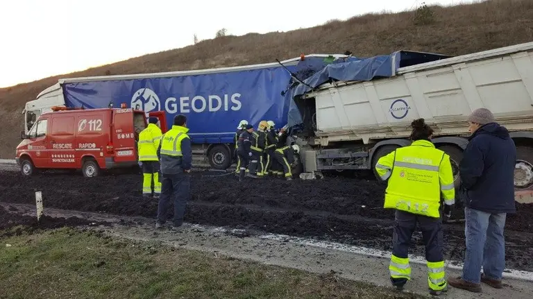 Accidente entre dos camiones en la A15. NAVARRA.COM