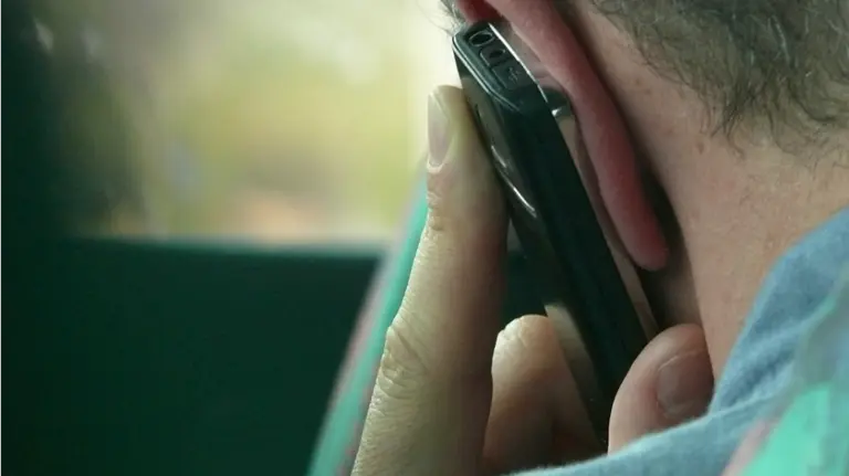 Un hombre habla por el móvil en una imagen de archivo.
