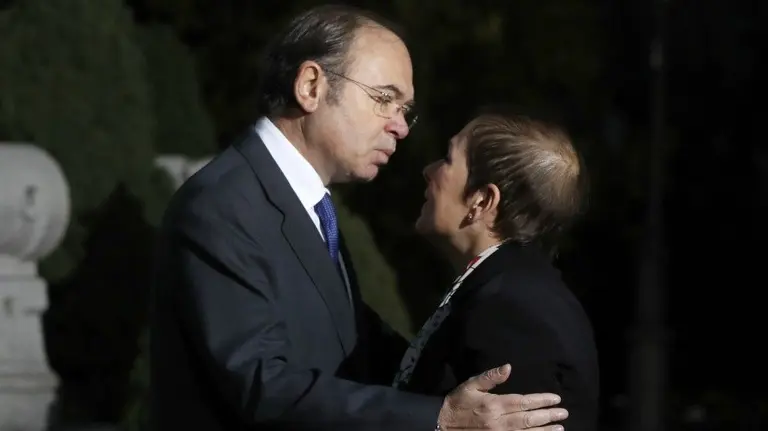 La presidenta de Navarra, Uxue Barkos (d), es recibida por el presidente de la Cámara Alta, Pío García Escudero (i), a su llegada al Senado para asistir a la VI Conferencia de Presidentes. EFE