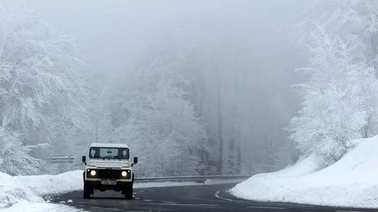 Un coche circula por el Alto de Ibañeta (Navarra), que esta mañana registraba -7 grados de temperatura. EFE Villar López.