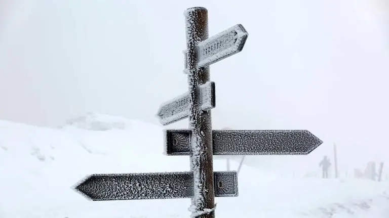 Un poste indicativo aparece completamente helado en el Alto de Ibañeta (Navarra), que esta mañana registraba -7 grados. EFE Villar López