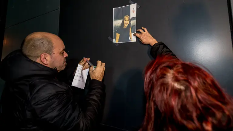 Multitudinaria concentración en el Ayuntamiento de Burlada como condena por el asesinato machista de Blanca E. Marques. IÑIGO ALZUGARAY