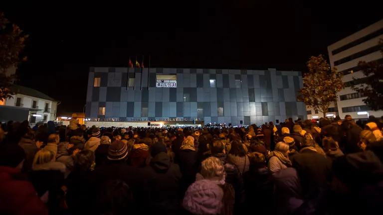 Multitudinaria concentración en el Ayuntamiento de Burlada como condena por el asesinato machista de Blanca E. Marques. IÑIGO ALZUGARAY
