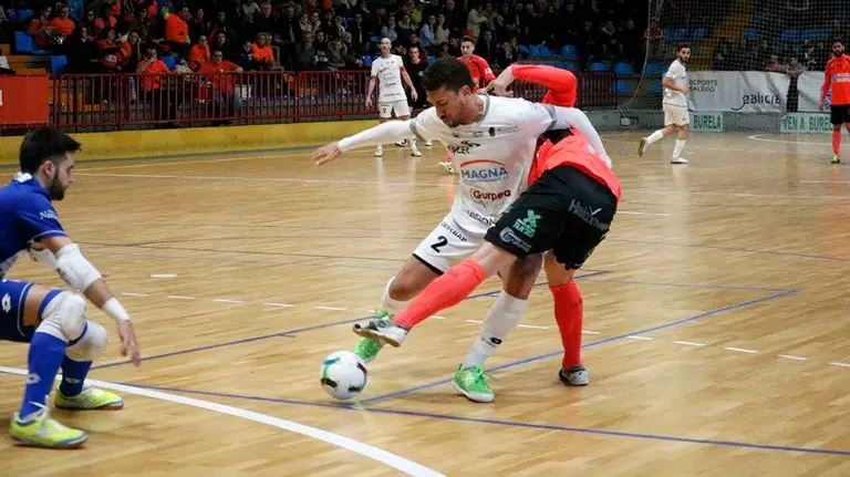 Araça marcó el quinto gol de Magna Gurpea en Burela.