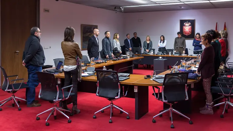 La comisión de Relaciones Ciudadanas e Institucionales guarda un minuto de silencio antes del inicio de la sesión en condena al asesinato de Blanca E. Marqués. IÑIGO ALZ