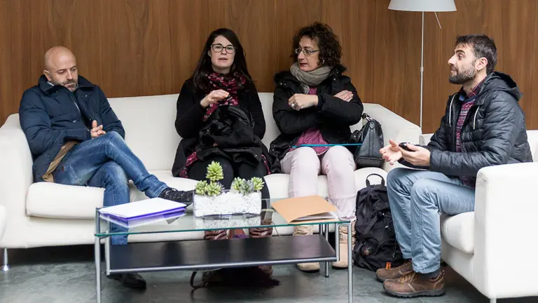 Representantes de la Asociación Chrysallis Euskal Herria, que representa a familias de menores transexuales de Navarra, en el Parlamento de Navarra