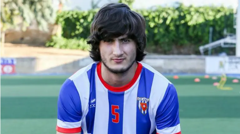 Antón Vilas con la camiseta del Izarra. facebook Izarra.