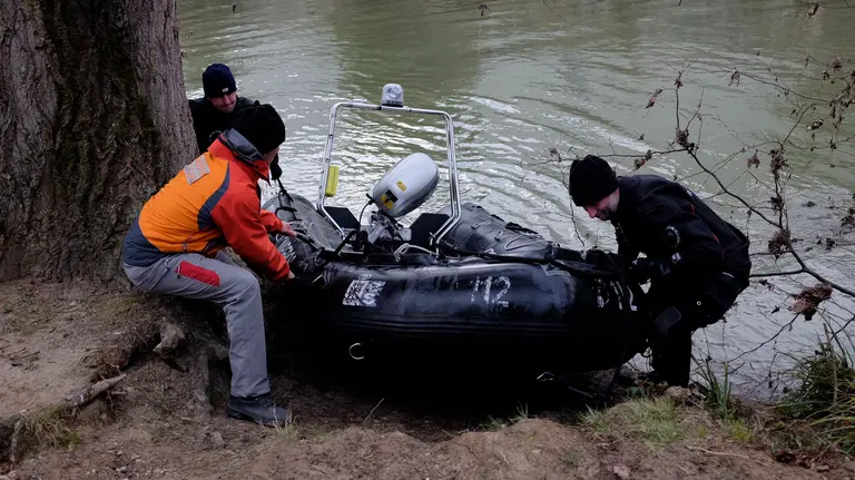 Efectivos de Bomberos de Navarra acercan a la orilla la lancha con la que se busca el cuerpo de Blanca Marqués, asesinada por su pareja en Burlada. PABLO LASAOSA