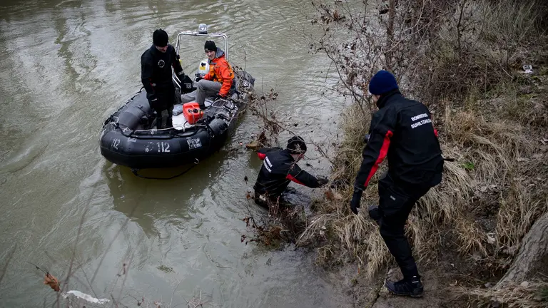 El grupo de rescate de Bomberos de Navarra busca a la mujer desaparecida. PABLO LASAOSA 02