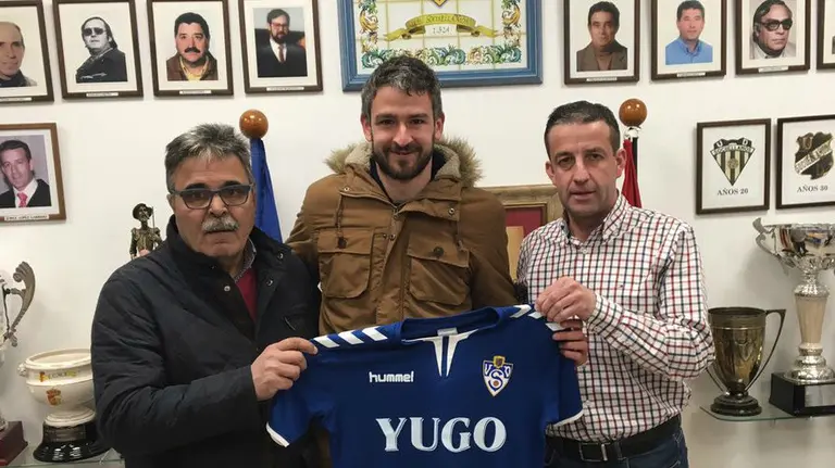 Pau Franch con la camiseta del Yugo Socuéllamos.