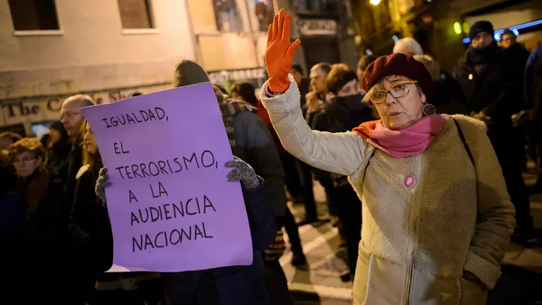 La Plataforma de Mujeres contra la Violencia Sexista convoca una concentración por el asesinato de Blanca Esther Marqués. PABLO LASAOSA 05