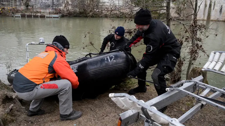 El grupo de rescate de Bomberos de Navarra busca a la mujer desaparecida. PABLO LASAOSA 06