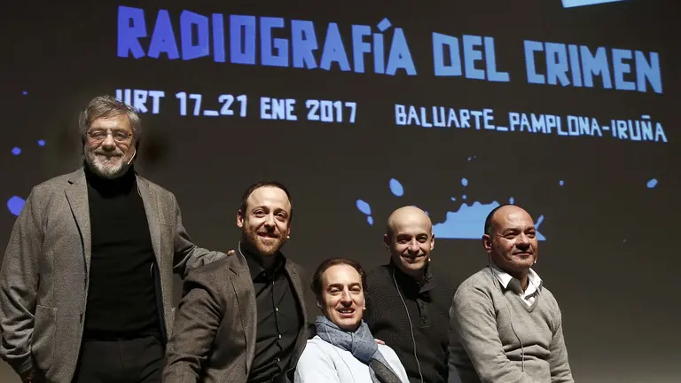 GRA495. PAMPLONA, 18/01/2017.- Los escritores Juan Laborda (2i), Ignacio del Valle (3i), Félix Modroño (i) y Carlos Erice (2d) participan en la mesa redonda 'Literatura, memoria histórica y género negro', dentro de la tercera edición de Pamplona Negra que se celebra en la capital navarra hasta el próximo sábado 21 de enero. EFE/Jesus Diges
