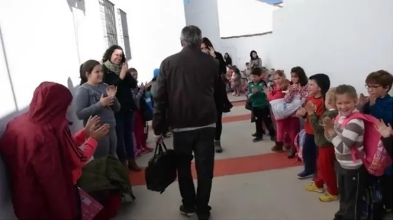 La sentida y emotiva ovación de un colegio para despedir a su profesor tras 30 años de enseñanzas cautiva a las redes. EUROPA PRESS