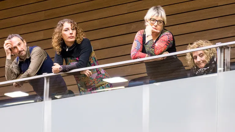 Representantes de asociaciones del SIDA en Navarra escuchan las razones del Ana Beltrán (PP)  para abstenerse en la votación de apoyo a este colectivo (2). IÑIGO ALZUGARAY