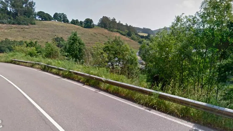 Zona en la que tuvo lugar el accidente y por donde el vehículo cayó 7 metros.