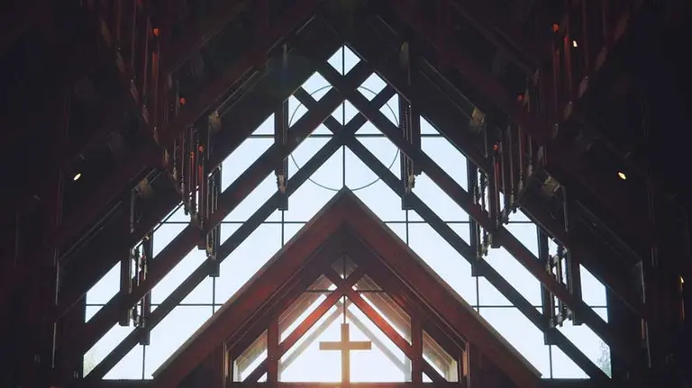 Cruz en una iglesia. Jeremiah Higgins