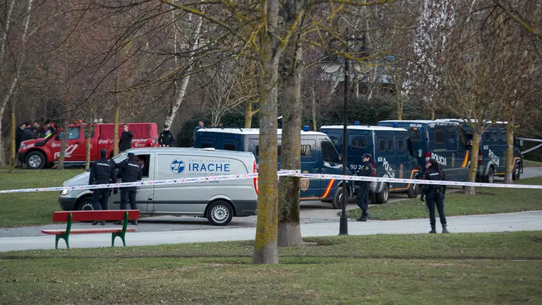 Bomberos encuentran el cuerpo de Blanca Esther Marqués en el río Arga a su paso por el puente del Vergel. PABLO LASAOSA 03