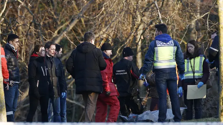Los Bomberos de Navarra han encontrado en el río Arga el cadáver de la vecina de Burlada Blanca Esther Marqués, de 48 años, que fue asesinada el pasado sábado y arrojada al río al día siguiente, según confesó su pareja en comisaría. EFE/Jesus Diges