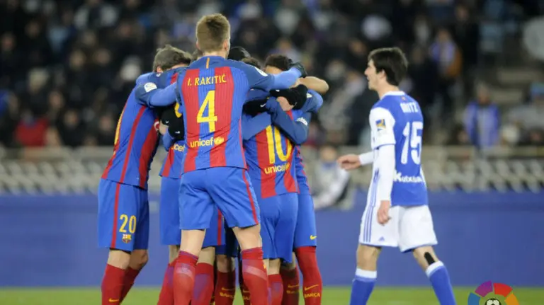 El Barcelona celebra el gol de la victoria en Anoeta. Lfp.