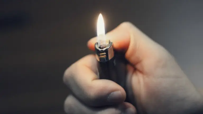 La joven se dirigió hacia la ventana con intención de arrojarse por la misma, teniendo todavía un mechero en sus manos.