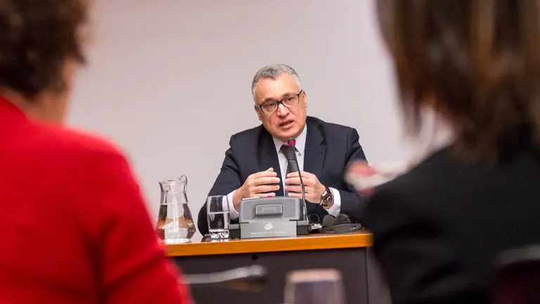 El Defensor del Pueblo de Navarra, Javier Eneriz, presenta en Comisión parlamentaria el informe especial sobre la acogida de personas refugiadas en Navarra. IÑIGO ALZUGARAY