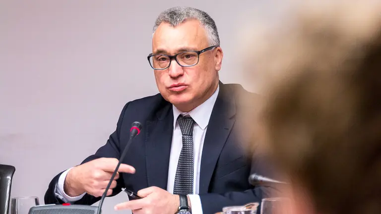 El Defensor del Pueblo de Navarra, Javier Eneriz, presenta en Comisión parlamentaria el informe especial sobre la acogida de personas refugiadas en Navarra. IÑIGO ALZUGARAY