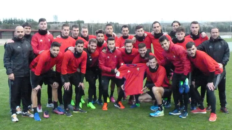 Osasuna posa con una camiseta a favor del Chapecoense.