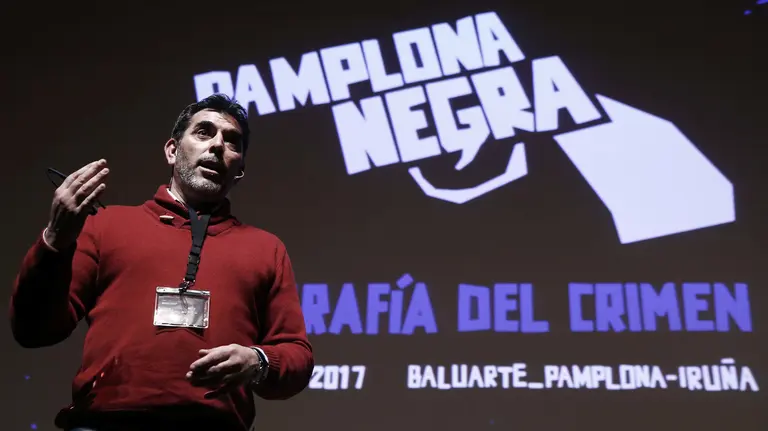 GRA451. PAMPLONA 20/01/2017.- El escritor barcelonés y Premio Nadal 2016, Víctor del Árbol durante la conferencia que ha ofrecido sobre el pasado como raíz para construir los personajes y las diferencias entre memoria e historia, hoy en el Auditorio pamplonés Baularte. EFE/Diges