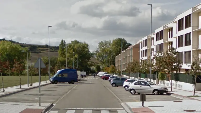 Calle Elizmendi, de un único sentido, en Sarriguren, en la que podría construirse el nuevo instituto ARCHIVO