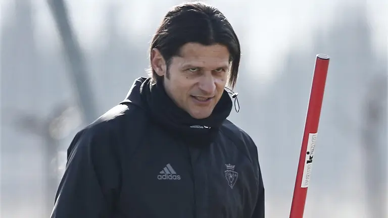 El entrenador del Osasuna, Petar Vasiljevic, durante el entrenamiento del equipo en las instalaciones de Tajonar de cara al partido de liga que disputarán contra el Sevilla. EFE/Diges