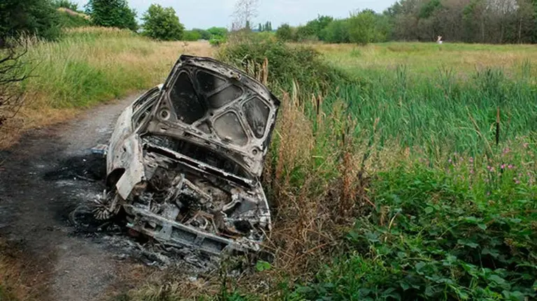 Imagen de archivo de un vehículo calcinado en el campo. ARCHIVO
