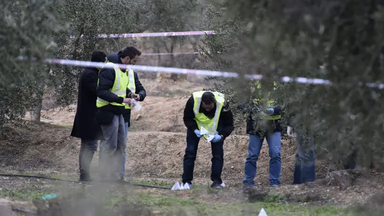 Efectivos de la Policía en el lugar donde el cazador ha matado a dos agentes rurales en Aspa EFE