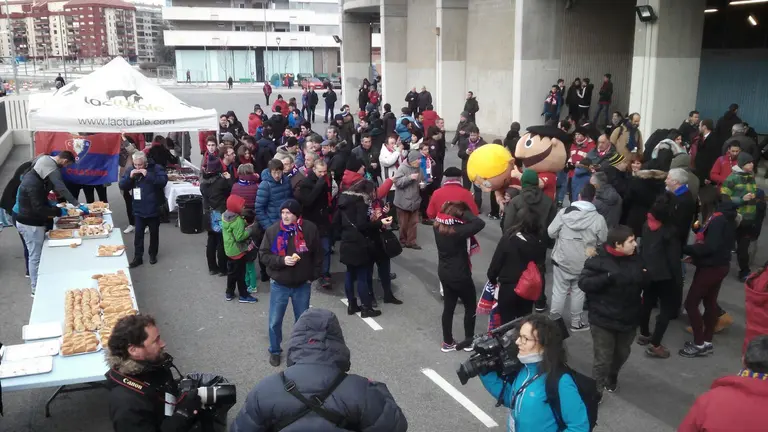 Chistorrada a las puertas de El Sadar para recibir a Osasuna antes de jugar contra el Sevilla