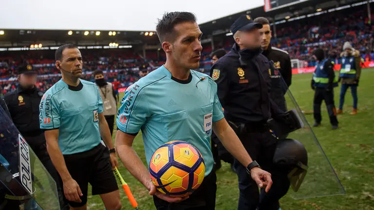 El colegiado catalán Estrada Fernández se marcha al túnel de vestuarios tras arbitrar el Osasuna - Sevilla en El Sadar. PABLO LASAOSA