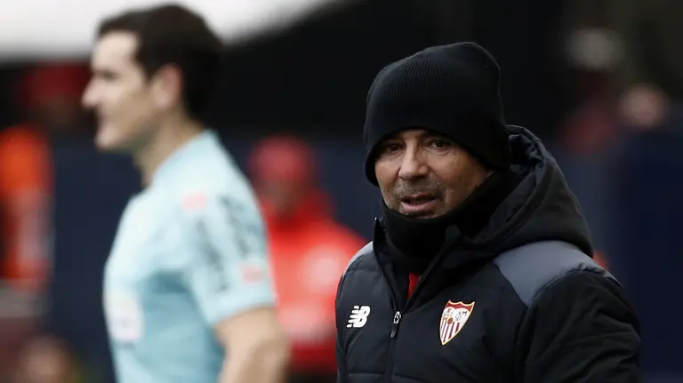 GRA102. PAMPLONA (NAVARRA), 22/01/2017.- El entrenador argentino del Sevilla, Jorge Sampaoli, durante el partido de la jornada 19 de liga de Primera División disputado hoy en el estadio de El Sadar. EFE/Jesús Diges