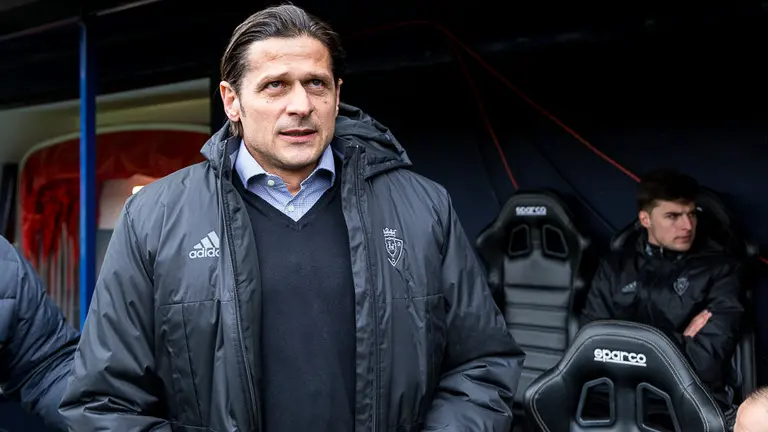 El entrenador de Osasuna, Pedja Vasiljevic, en el banquillo rojillo durante el partido contra el Sevilla en El Sadar (1). IÑIGO ALZUGARAY
