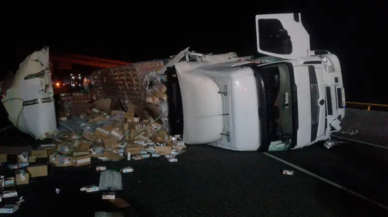 Estado en el que ha quedado el camión siniestrado a la altura de Sunbilla.