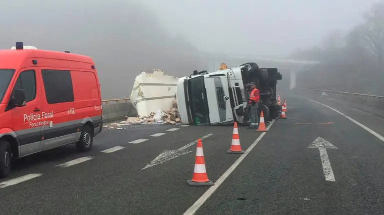 Imagen del camión siniestrado en la NA-121-A a la altura de Sunbilla.