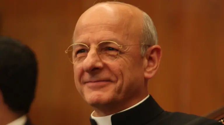 Monseñor Ocáriz durante su estancia en la Universidad con motivo del 50 aniversario de la Asociación de Amigos.