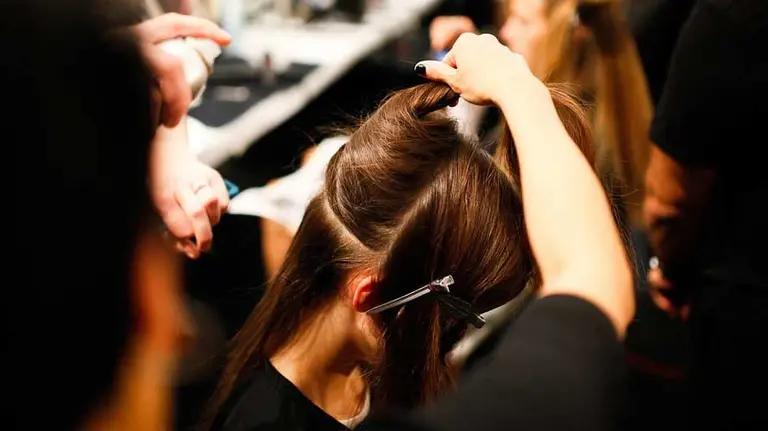 Estilista peinando a una joven en una peluquería. FLICKR
