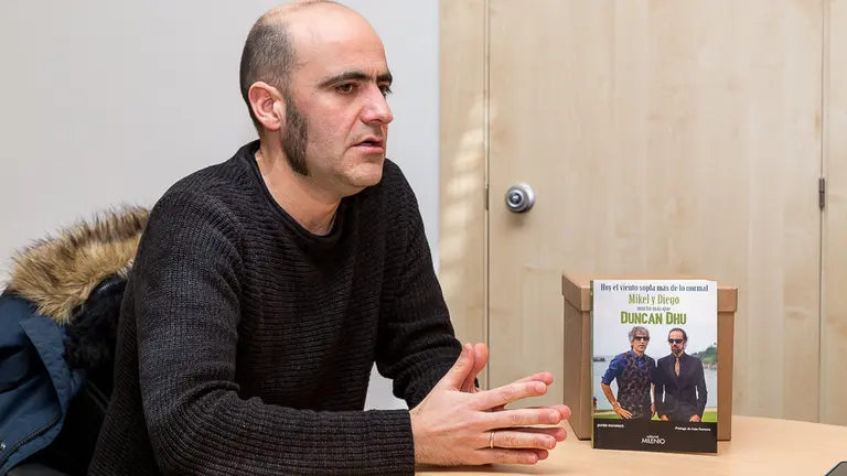 Javier Escorzo, autor del libro 'Hoy el viento sopla más de lo normal. Mikel y Diego, mucho más que Duncan Dhu' (17). IÑIGO ALZUGARAY