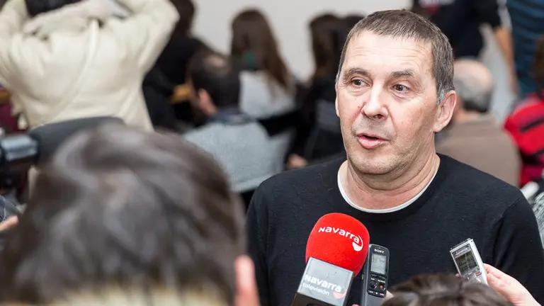 Coloquio en la librería Katakrak  con Ricardo Romero y Arantxa Tirado, autores del libro 'La clase obrera no va al paraíso', junto al líder de Sortu, Arnaldo Otegi, y el editor Tomás Rodríguez