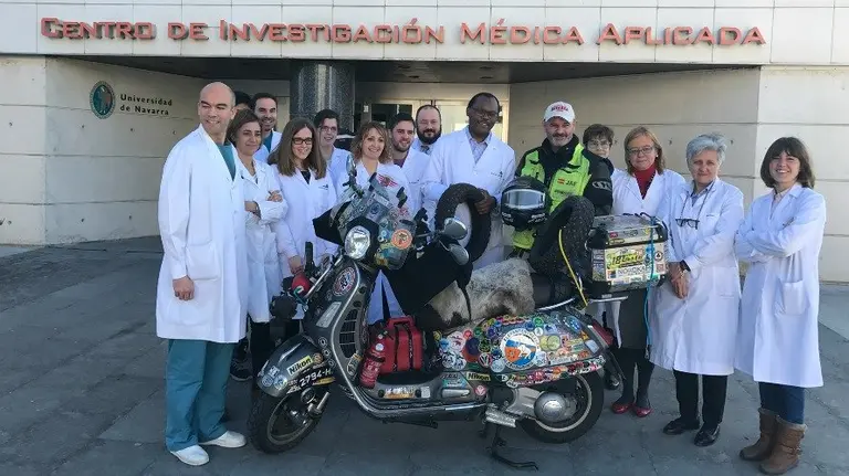 -José Antonio Fernández junto a miembros del equipo del Instituto de Salud Tropical de la Universidad de Navarra en el CIMA.