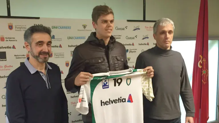 Gabriel Ceretta  con su nueva camiseta.