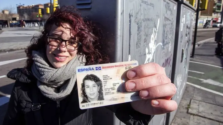 Luz Cuesta Mogollón muestra su DNI. Javier Cebollada  EFE