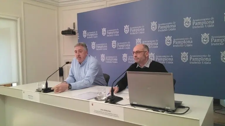 El alcalde de Pamplona, Joseba Asirón, y el concejal de Vivienda, Joxe Abaurrea.
