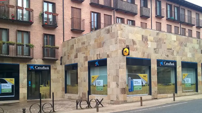 Una oficina de CaixaBank en Puente la Reina.