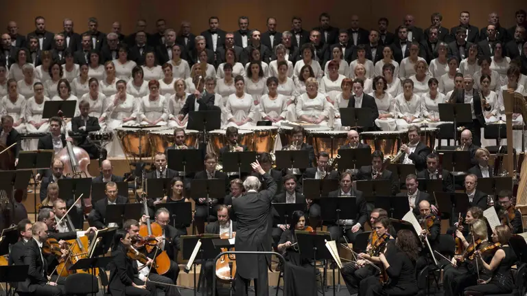 GRA483. PAMPLONA (NAVARRA). 24/01/2017.- El director ruso Valery Gergiev, poseedor del premio Internacional Sergei Rachmaninov, dirige la Orquesta del Teatro Mariinski de San Petesburgo y el Orfeón Pamplonés durante el concierto que ha tenido lugar esta noche en el Baluarte de Pamplona. EFE/VILLAR LÓPEZ