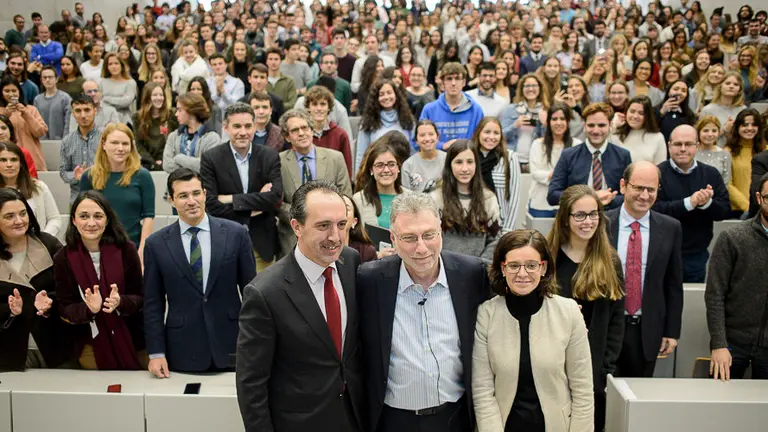 El director del Washington Post, Marty Baron durante su conferencia en la Facultad de Comunicación de la UNAV. PABLO LASAOSA 08